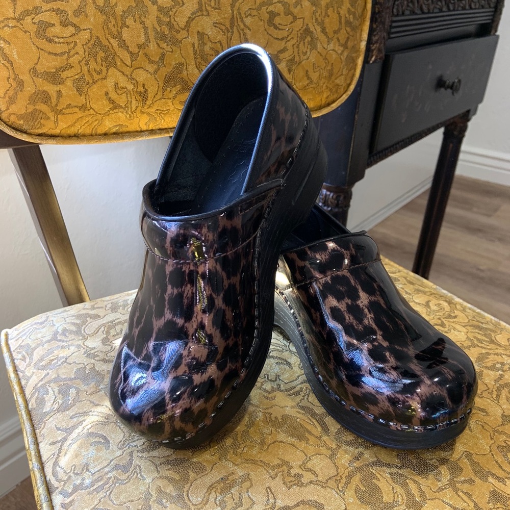 Dansko Clogs Brown Black Patent Leopard Print 36